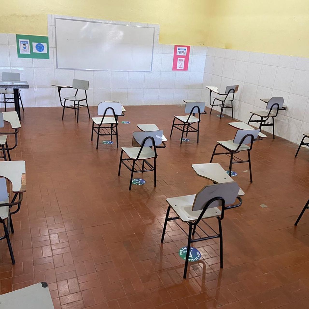 Imagem mostra distanciamento das cadeiras para volta às aulas