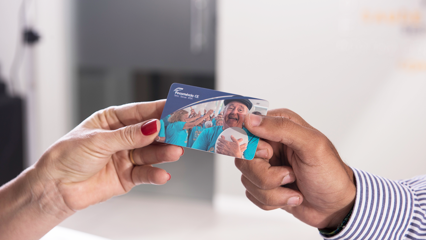 Imagem mostra duas mãos segurando o Cartão do Empresário