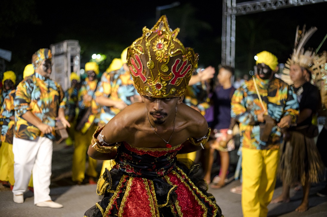 Homem em uma apresentação de maracatu