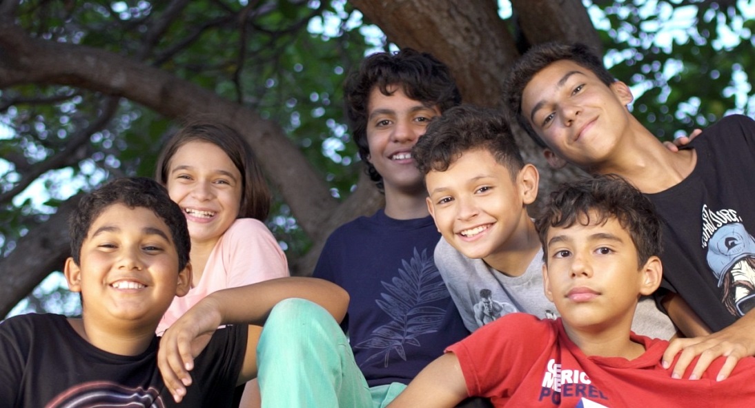seis crianças embaixo de um cajueiro