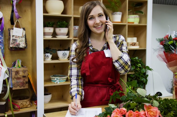 moça atrás de um balcão em uma floricultura