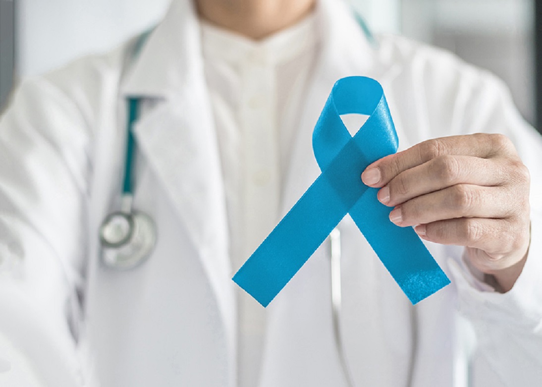 médico segurando uma fita na mão