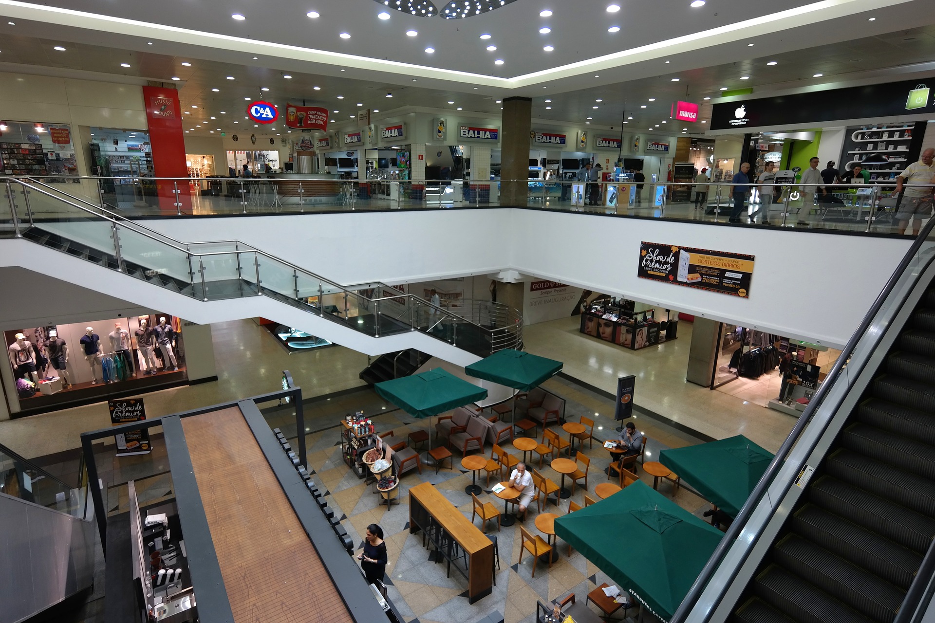 Foto mostra uma visão aberta de um shopping.
