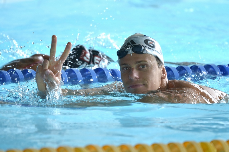 Nadador César Cielo acena para a câmera.
