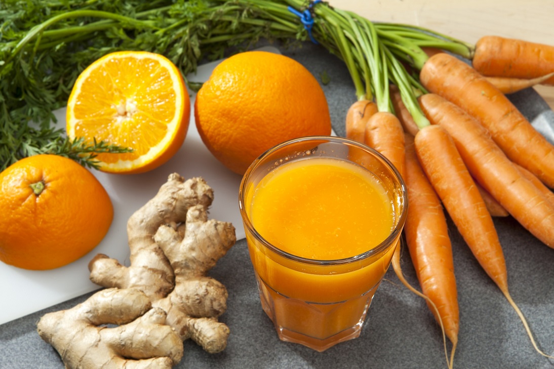 mesa com gengibre, cenoura e suco de laranja