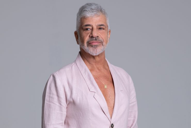 Cantor Lulu Santos. Ele traja um terno rosa claro