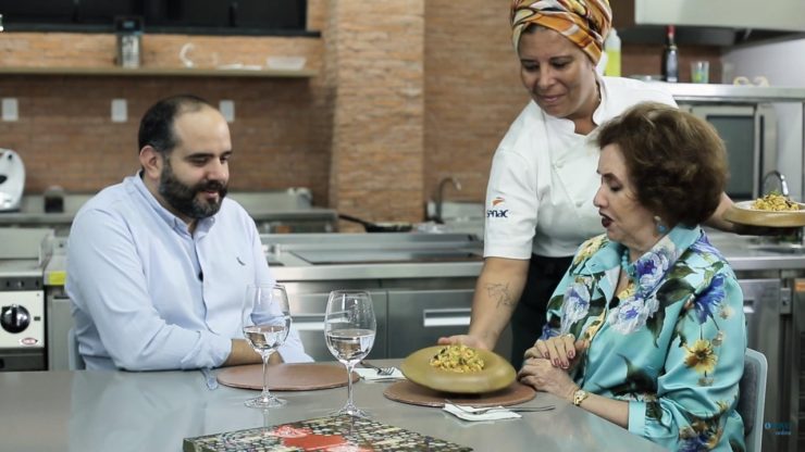 Didda Carneiro, chef do Restaurante Mayú, colocando o Risone Mediterrâneo no prato