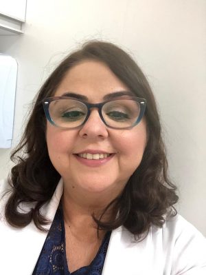 Cléce Alves Paiva Garcia é farmacêutica homenageada no Dia do Trabalho