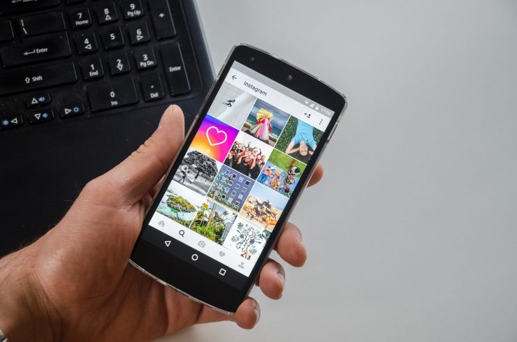 Homem com celular na mão; lives serão transmitidas no Instagram