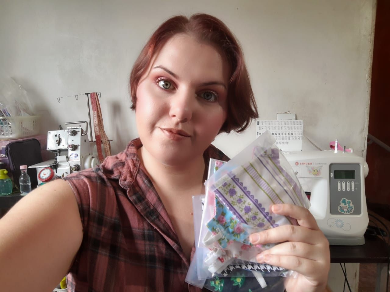 Mulher segurando máscaras caseiras