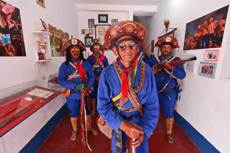 Homens vestidos com trajes típicos da cultura nordestina