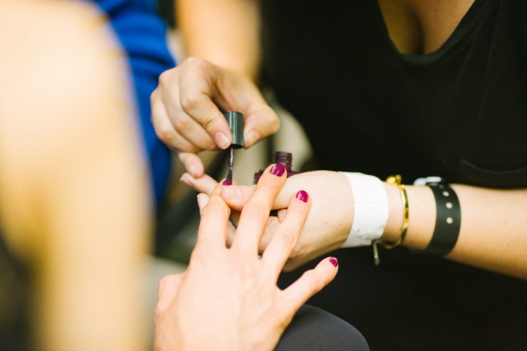 Manicure fazendo unhas de cliente; Sebrae oferta conteúdo de Gestão estratégica