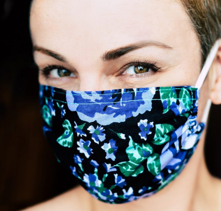 Mulher com máscara de pano;especialista dá dicas de automaquiagem em tempos de pandemia