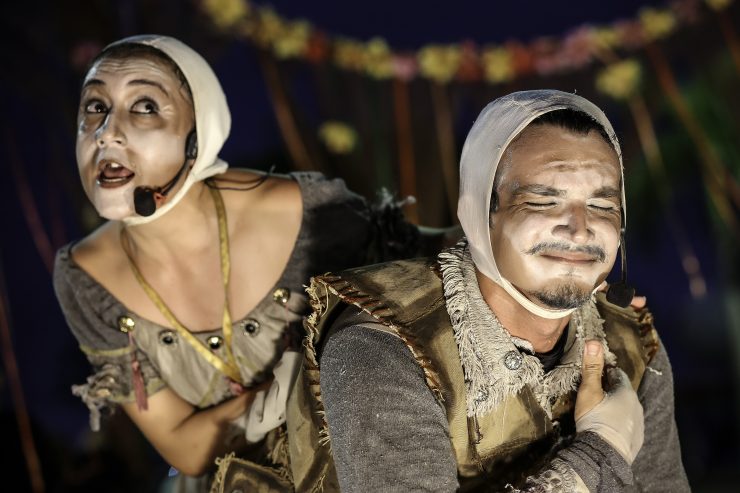 Mulher e homem em palco, com maquiagem; confira programação cultural da semana