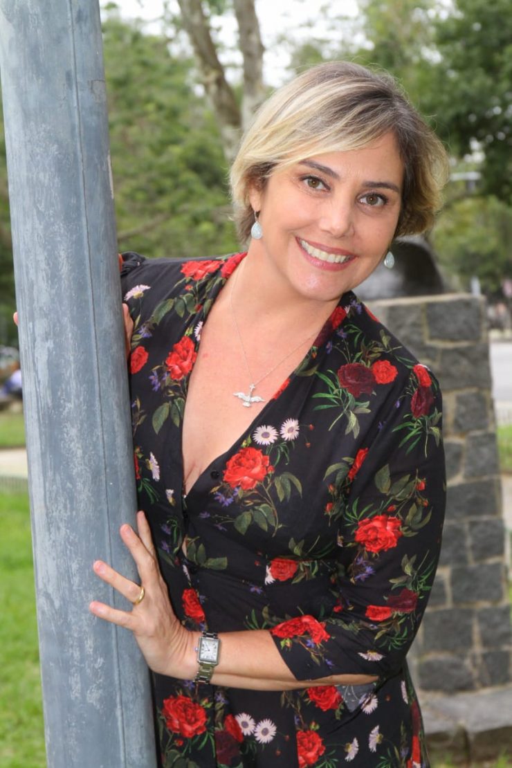 Heloísa Perissé sorrindo; ela participa de seminário online sobre saúde mental