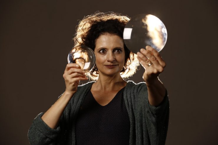 Denise Fraga segurando lupas
