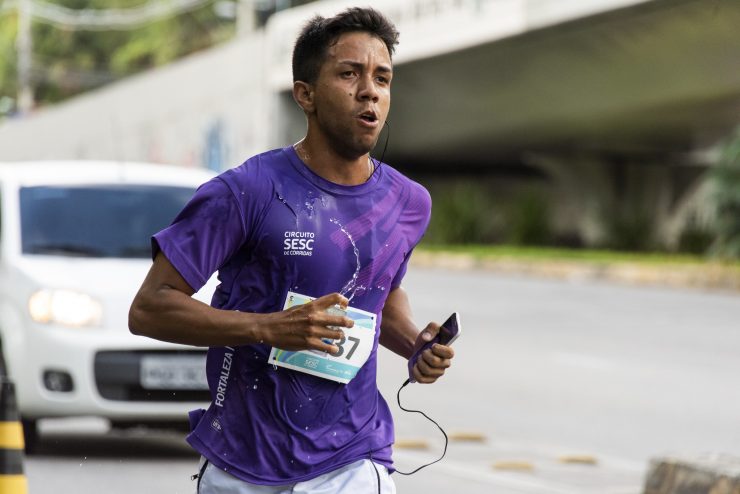 Homem em circuito de corrida