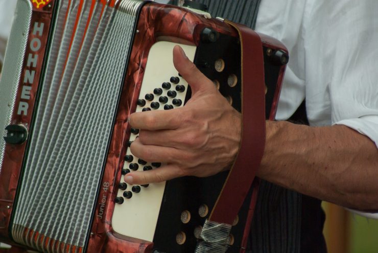 Homem segurando sanfona; Festival de sanfonas e sanfoneiros será neste mês de novembro