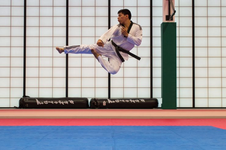 Homem fazendo golpe de artes marciais no ar