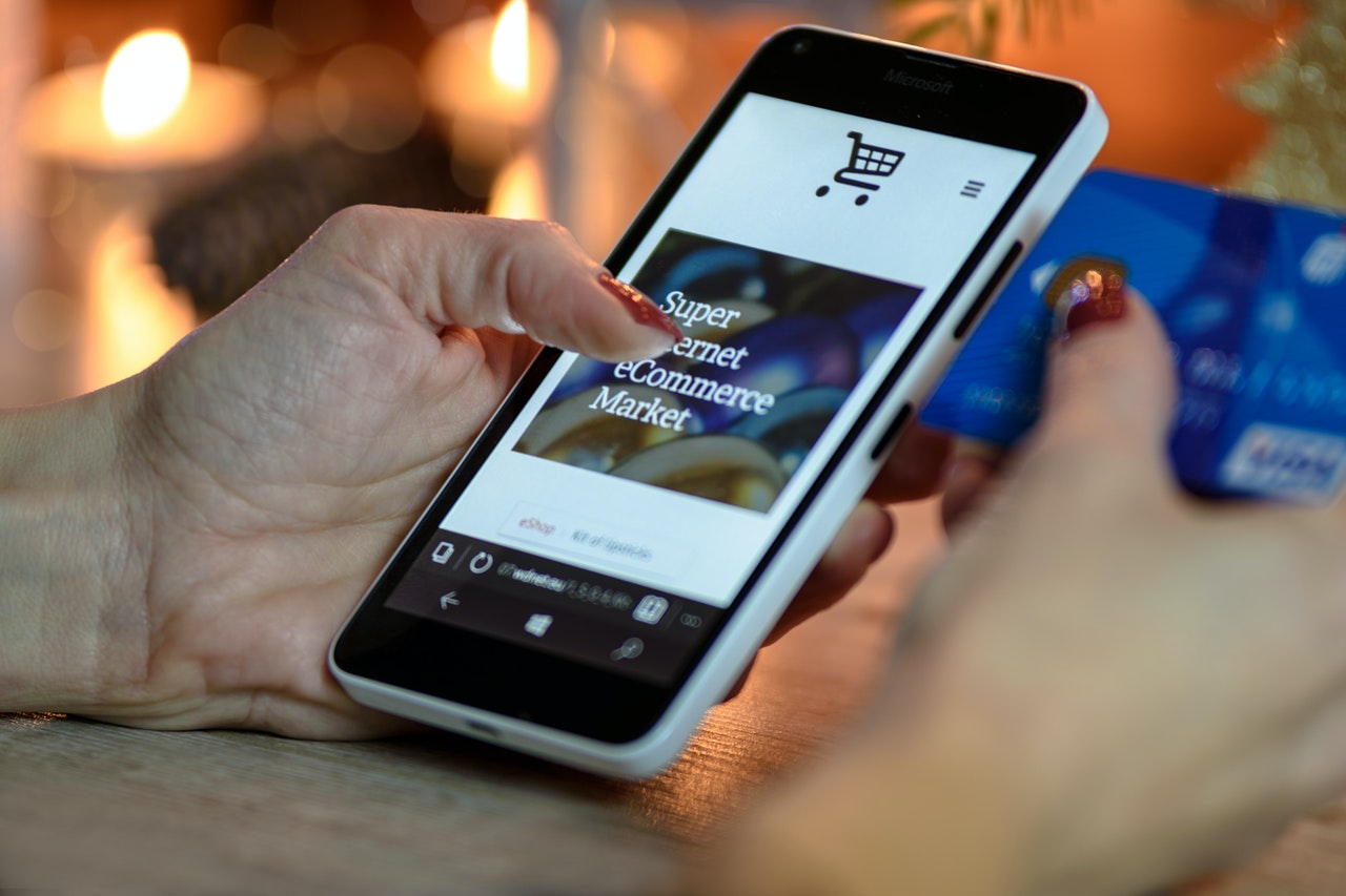 Proteção de dados: na imagem, mãos femininas acessam um aplicativo de compras em um telefone celular