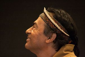 Arte da Palavra: na imagem, o líder indígena Ailton Krenak sorri, de perfil.