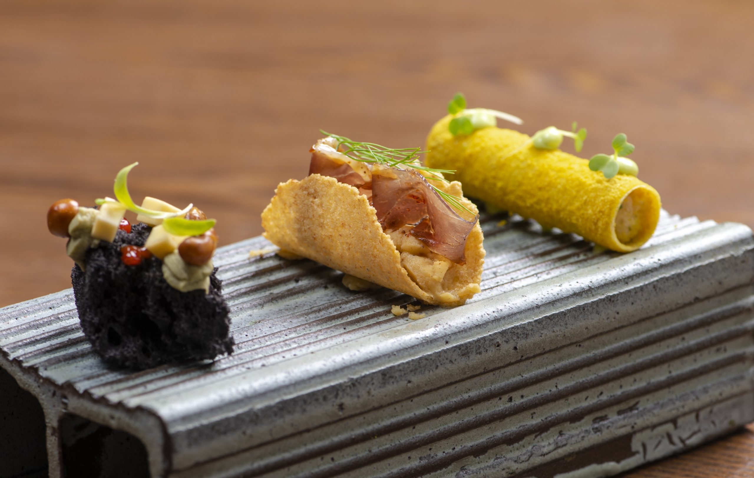 Restaurante Mayú: na imagem, há três rolinhos que representam insumos do mar, do sertão e da serra cearense.