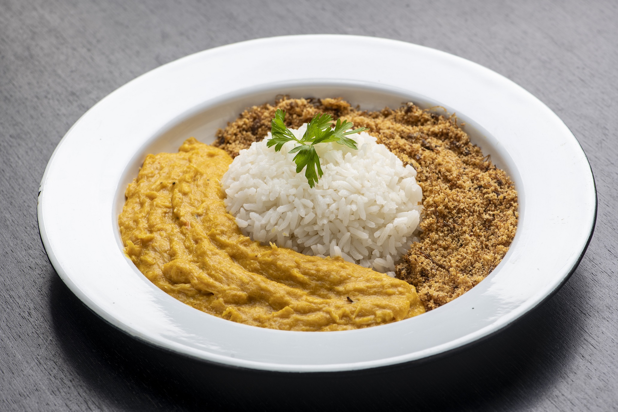 São João: pratinho tradicional com arroz, paçoca e vatapá