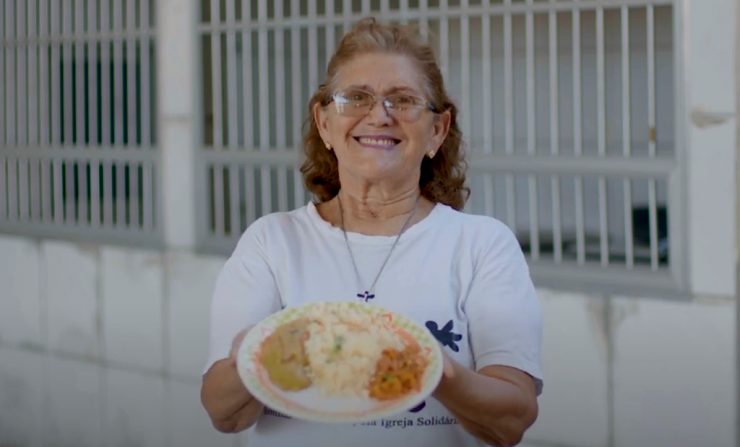 Mesa Brasil: Mulher segurando prato de comida