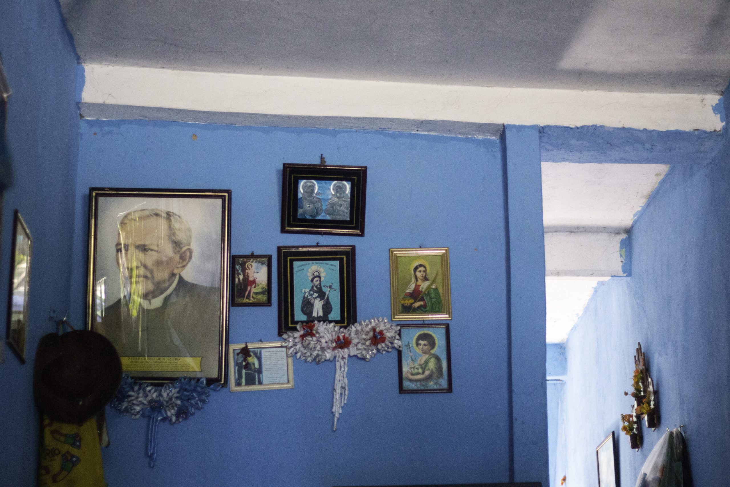 Cine Sesc: foto mostra uma parede azul com diversas imagens de santos