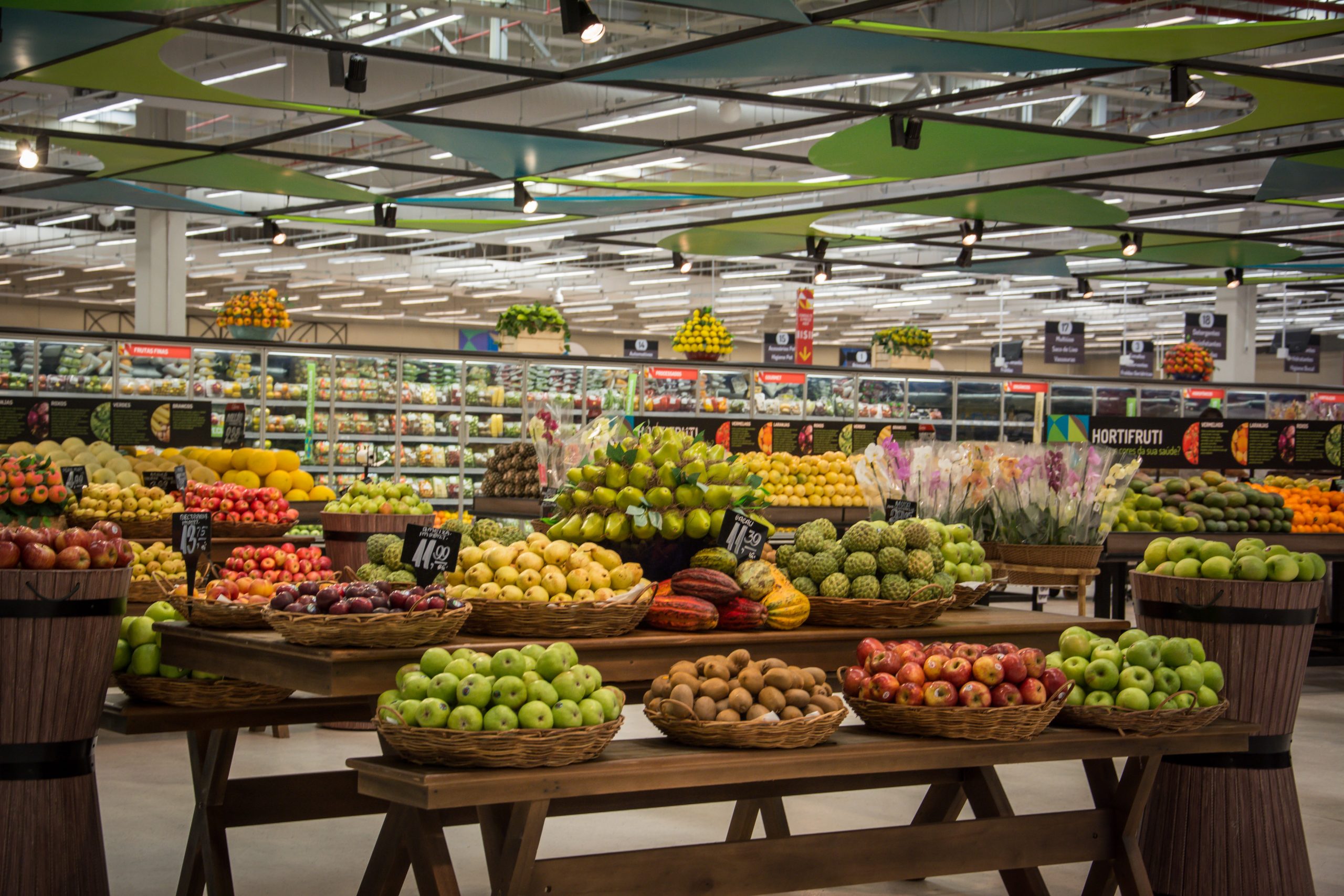 GBarbosa: foto aberta do supermercado, com diversos stands com frutas e legumes.