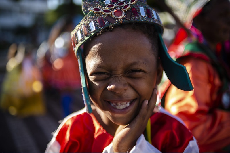cariri: na imagem, criança sorrindo usando roupa típica