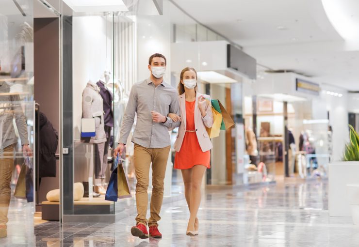 consumidor: homem e mulher fazendo compras em shopping