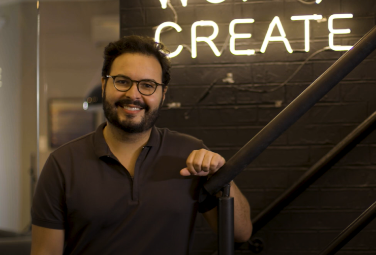 influenciadores: na imagem, homem posando para foto