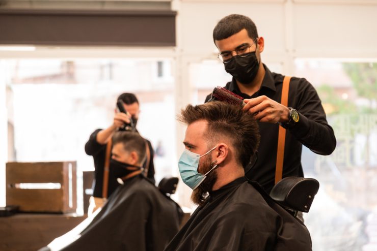 mercado da beleza: na imagem, homem recebendo corte de cabelo em barbearia