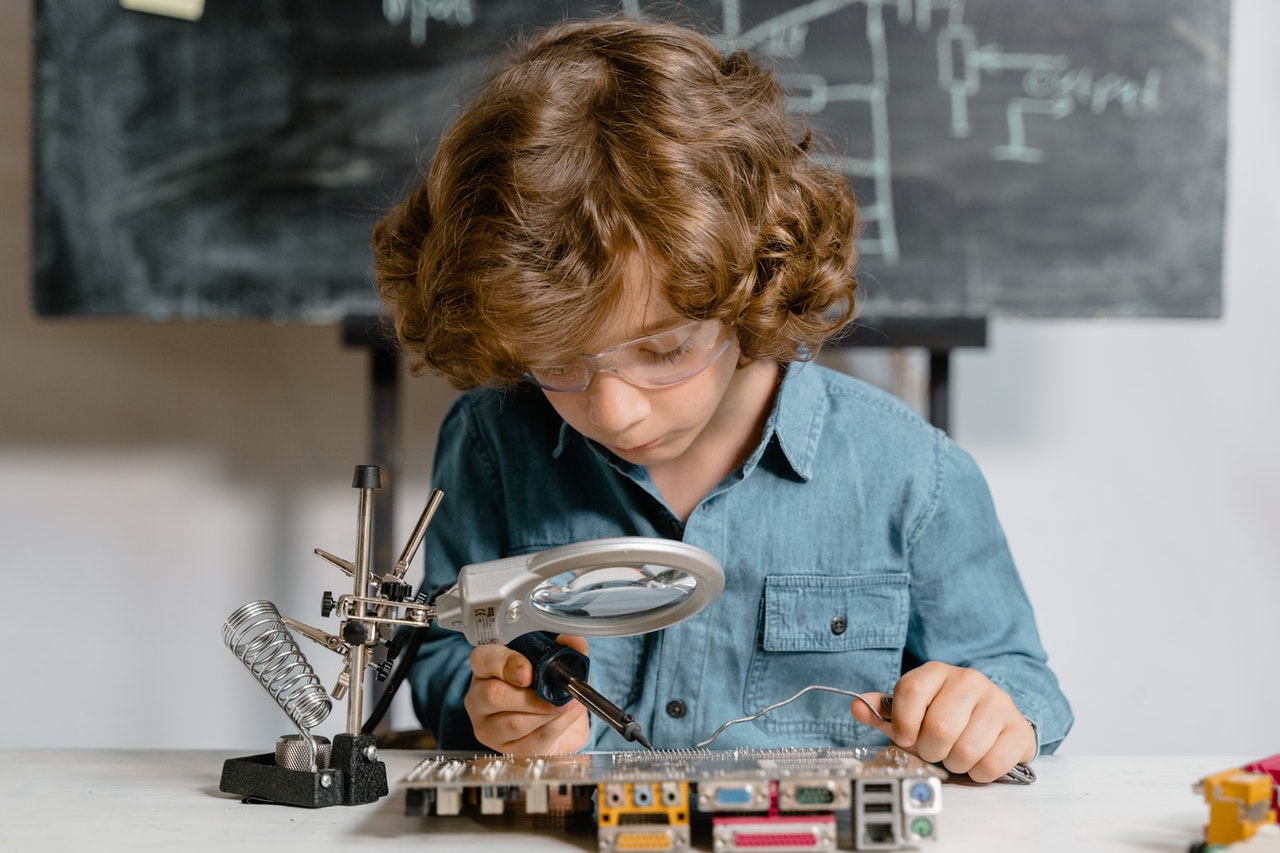 cultura maker: na imagem, criança trabalhando em um projeto de tecnologia