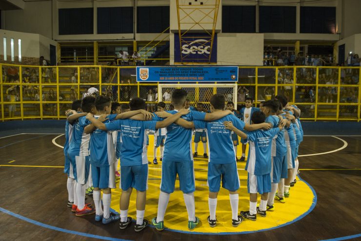 Guaiúba recebe Futsal Sesc. Imagem mostra vários meninos uniformizados em uma quadra de futsal do Sesc