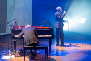 shows: na imagem, Arnaldo Antunes e o pianista Vitor Araújo em apresentação no palco