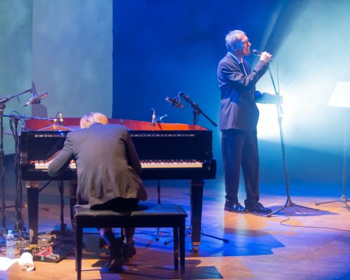 shows: na imagem, Arnaldo Antunes e o pianista Vitor Araújo em apresentação no palco