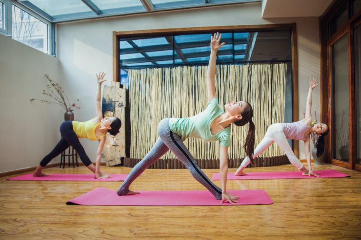 atividades físicas: na imagens, mulheres praticando yoga