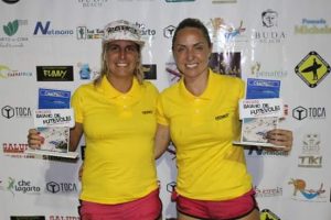 Thassiane e Bianca exibem o troféu de Campeãs no Circuito Baiano de Futevôlei. (Foto: Divulgação)